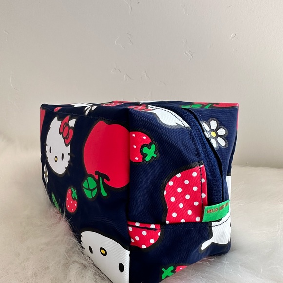 BAGGU x Hello Kitty Apple 🍎 Dopp Kit - Picture 6 of 11